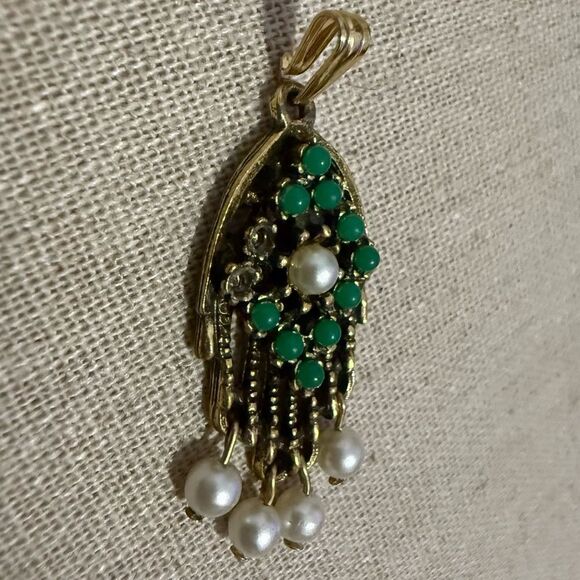 VINTAGE SARAH COVENTRY HAMSA PENDANT WITH PEARLS & GREEN STONES - Picture 4 of 17